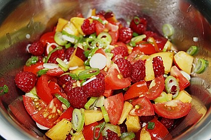 Sommerlicher Salat aus Tomaten, Nektarine und Erdbeeren 1