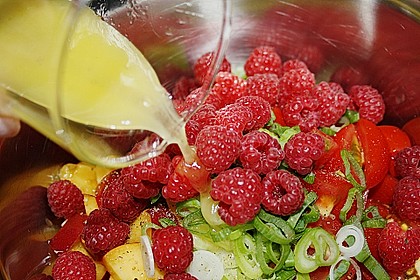 Sommerlicher Salat aus Tomaten, Nektarine und Erdbeeren 4