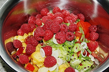 Sommerlicher Salat aus Tomaten, Nektarine und Erdbeeren 3