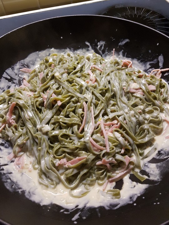 Grüne Nudeln mit Käse - Sahne - Sauce von freßbäckchen | Chefkoch.de