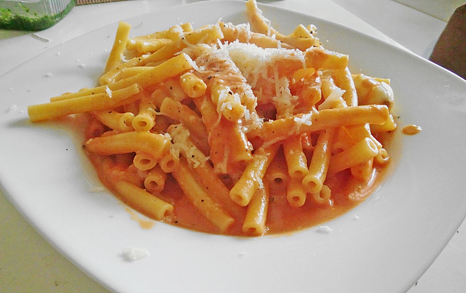 Pasta mit schneller Tomatensauce von Kassjiopaja | Chefkoch.de
