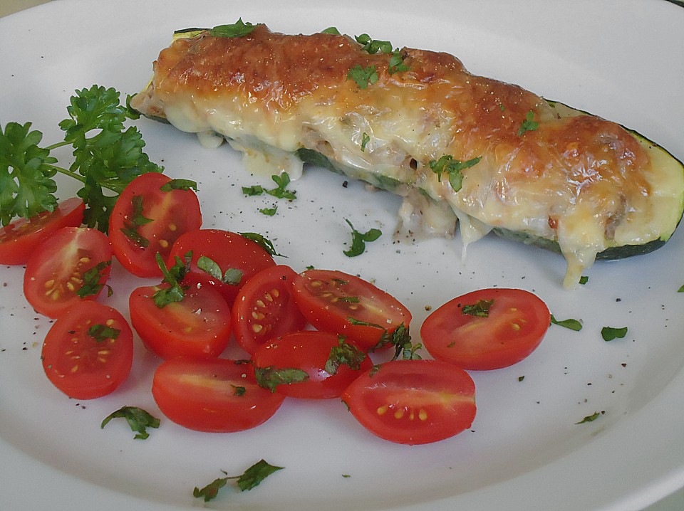 Gefüllte Zucchini mit Mozzarella und Tomate von 2Küchenfeen | Chefkoch.de