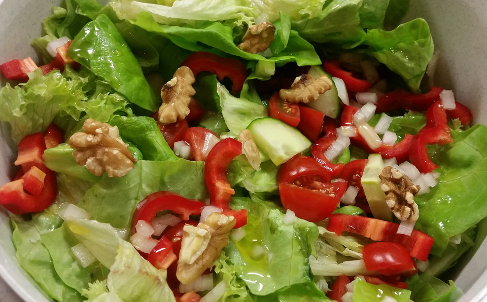 Bunter Salat mit Walnuss - Dressing von tina-71 | Chefkoch.de
