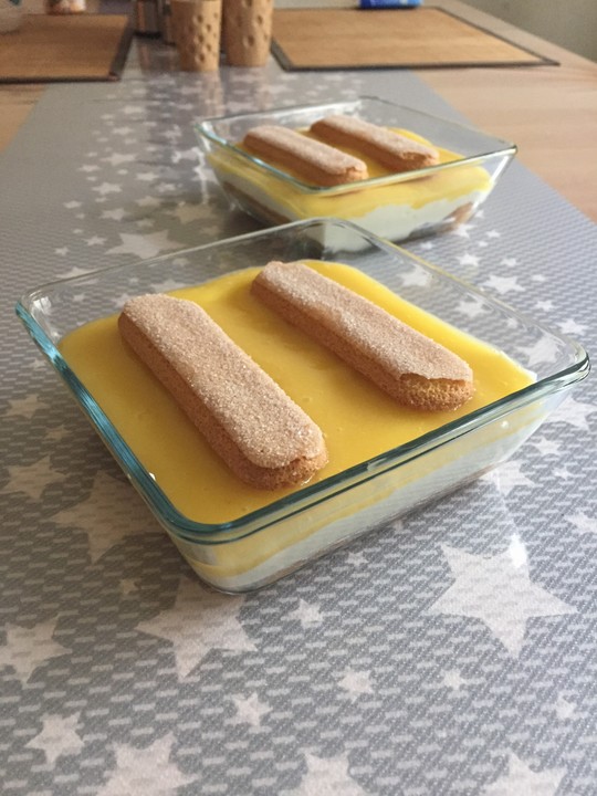 Tiramisu mit Prosecco, Mangopüree, Sahne und Löffelbiskuits oder ...