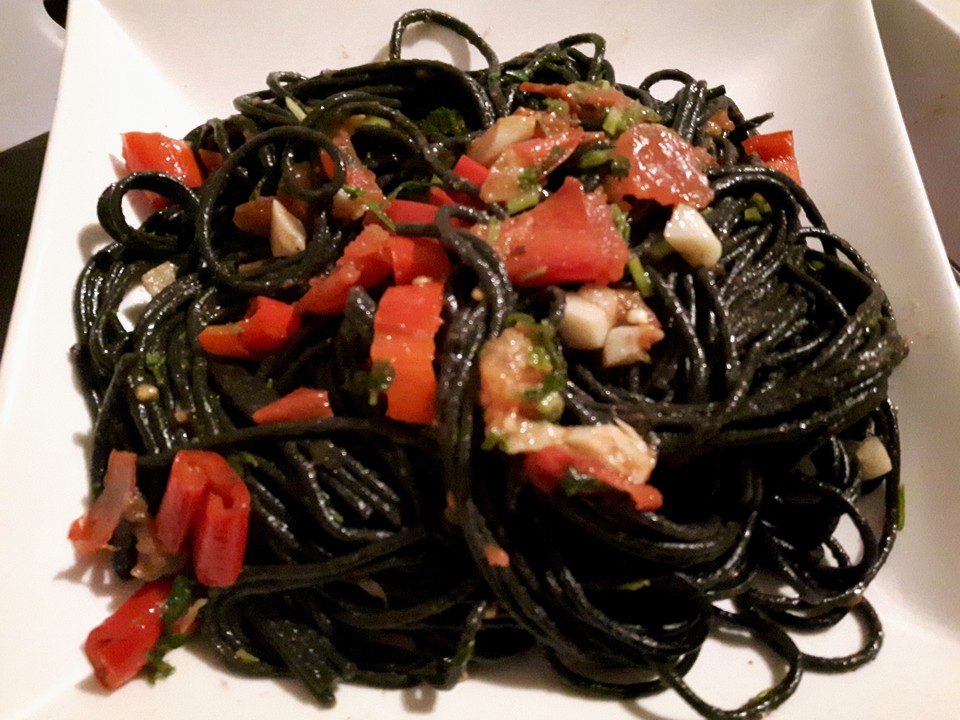 Spaghetti al nero di seppia con aglio, olio e peperoncino von miss