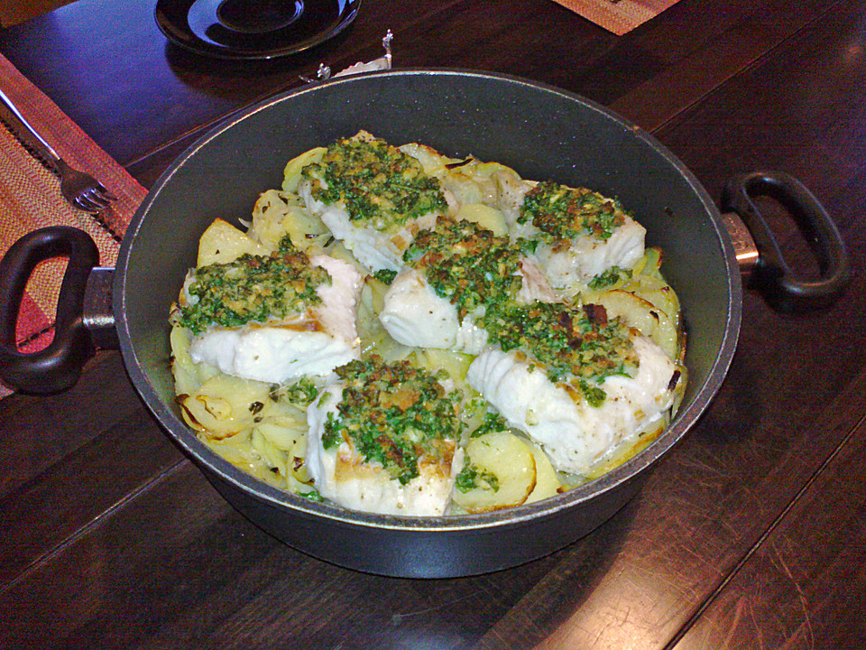 Überbackene Fischfilets auf Kartoffel - Zwiebel - Bett von schuxn ...