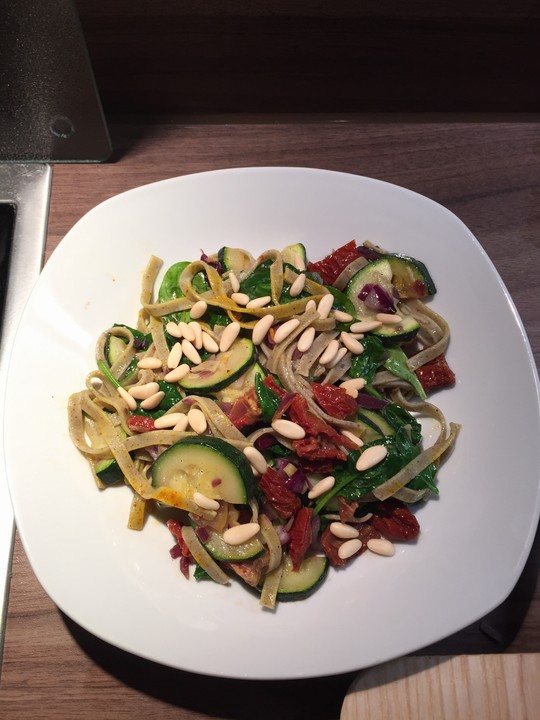 Pasta mit Zucchini, Spinat und Tomaten von peeknockyo