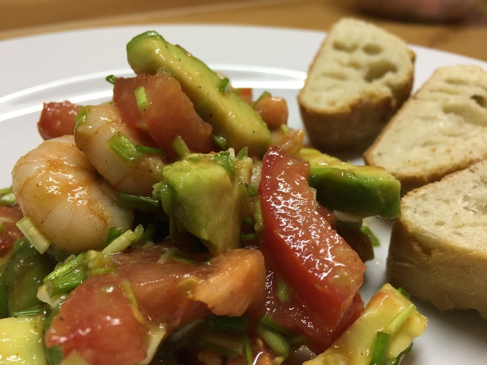 Tomaten - Avocado - Salat mit gebratenen Garnelen von GourmetKathi ...