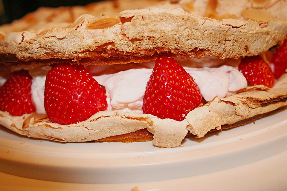 Erdbeer - Baiser - Torte von flocke22 | Chefkoch.de