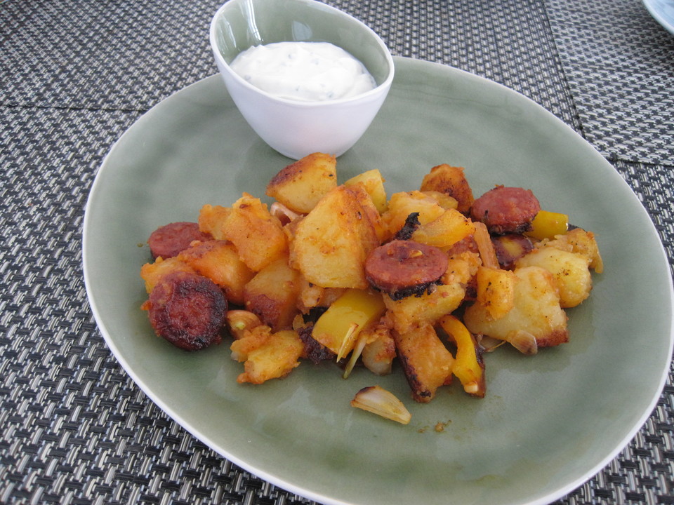 Ofenkartoffeln mit Zwiebeln, Chorizo und Sauerrahm - Paprika - Dip von ...