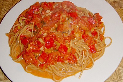 Spaghetti In Cremiger Paprika - Tomaten - Frühlingszwiebel - Sauce Von ...