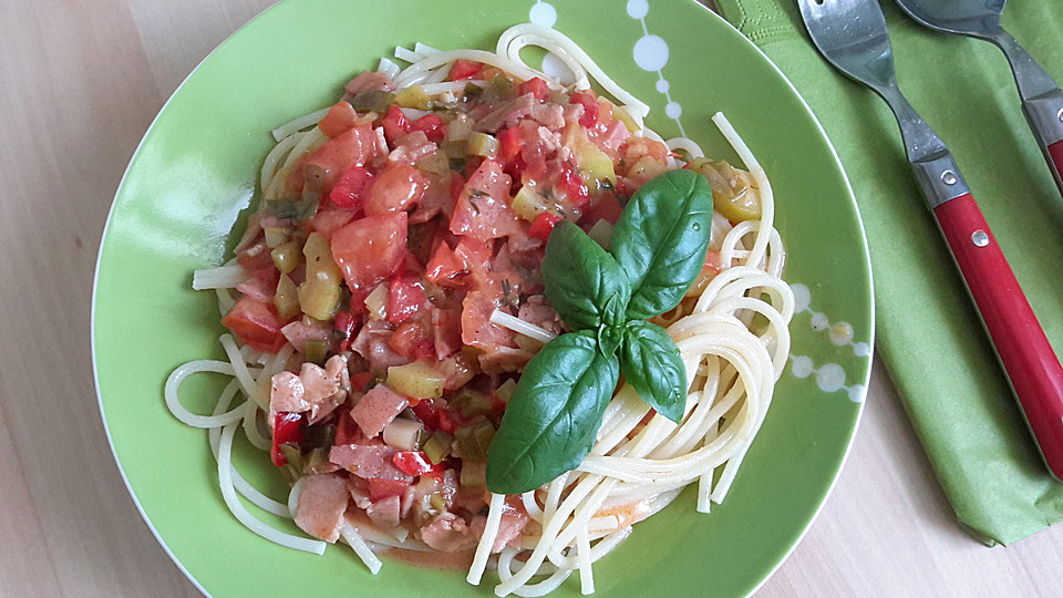 Spaghetti in cremiger Paprika - Tomaten - Frühlingszwiebel - Sauce von ...
