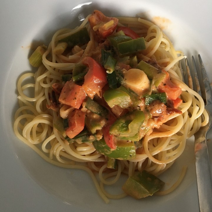 Spaghetti In Cremiger Paprika Tomaten Frühlingszwiebel Sauce Von Mariluna Chefkochde 