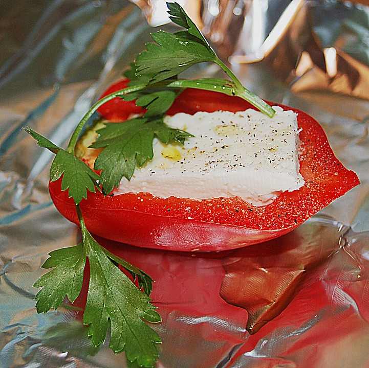 Gefüllte Zucchini oder Paprika mit Feta und Pesto von raphunzel ...
