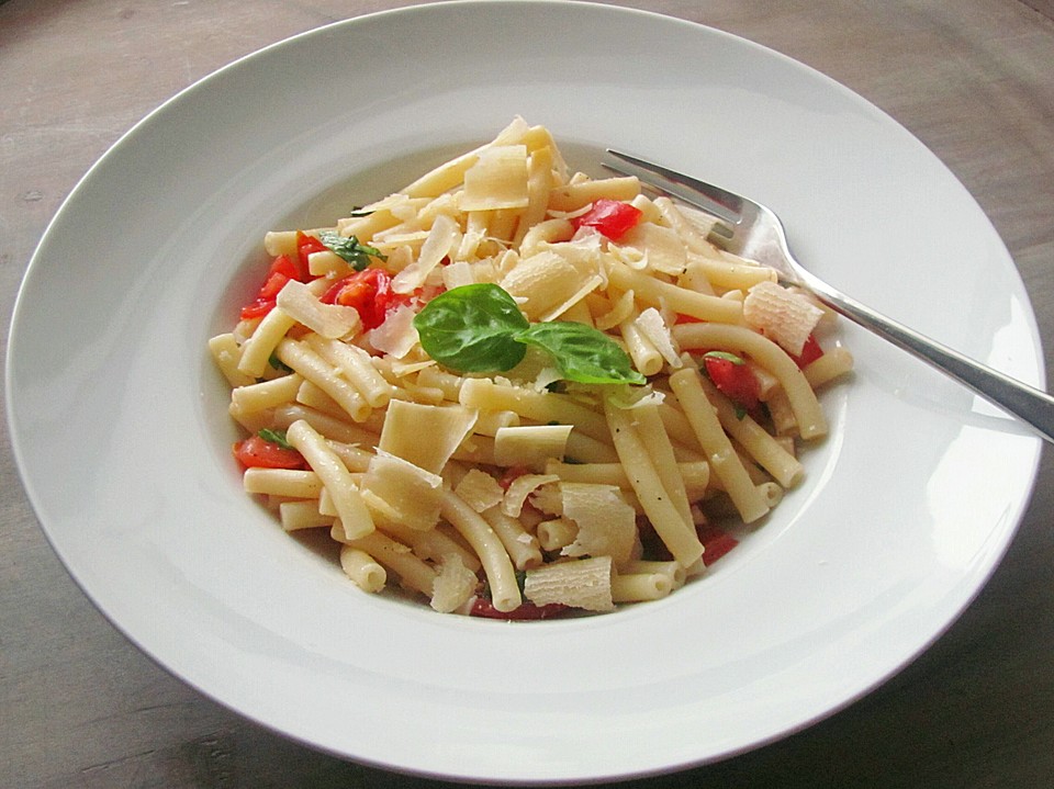 Nudelsalat mit Tomaten, Knoblauch, Basilikum und frischem Parmesan von ...