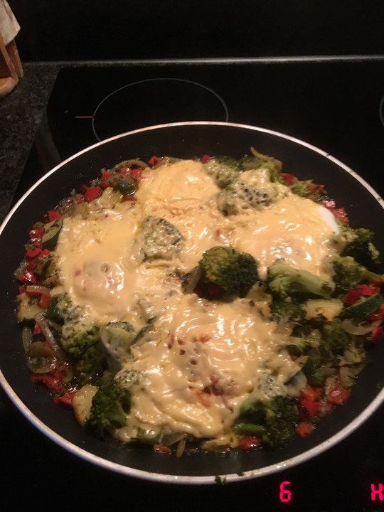 Gemüsepfanne mit Eiern und Käse von zickentoni | Chefkoch.de
