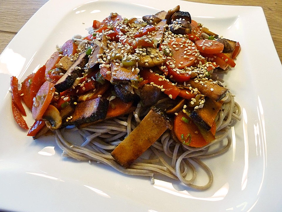 Sobanudeln mit Tofu, Gemüse und Ingwer - Sesam - Dressing | Chefkoch.de
