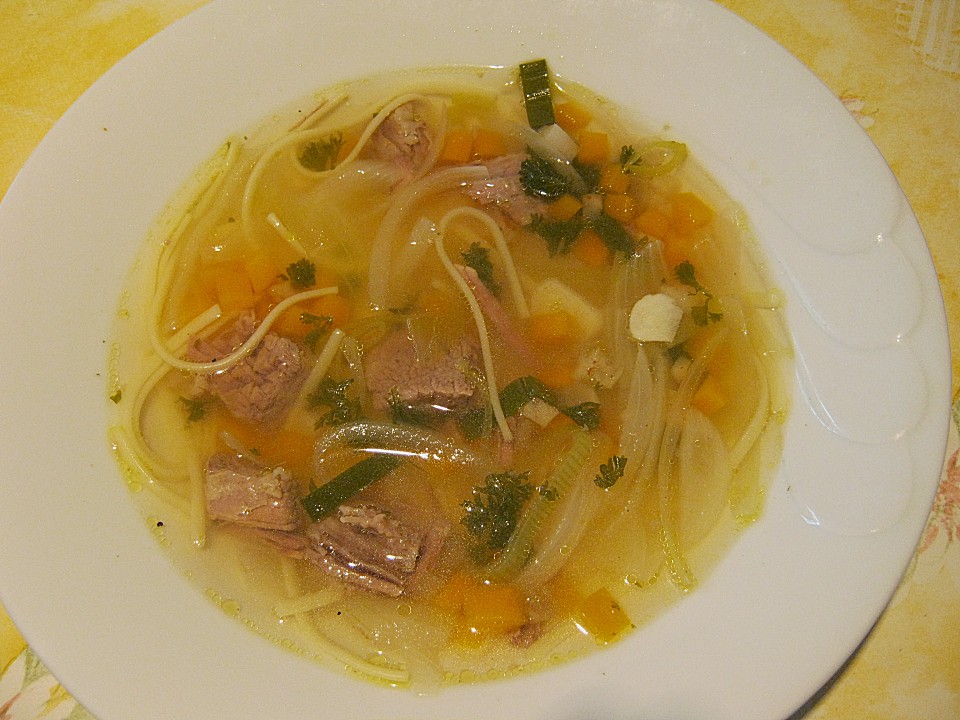 Klare Rindfleischsuppe Mit Gemüse Und Nudeln — Rezepte Suchen