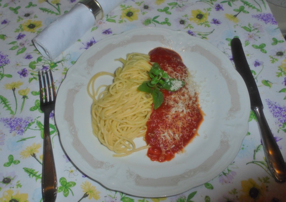Spaghetti mit Tomatensoße - Ein schönes Rezept | Chefkoch.de