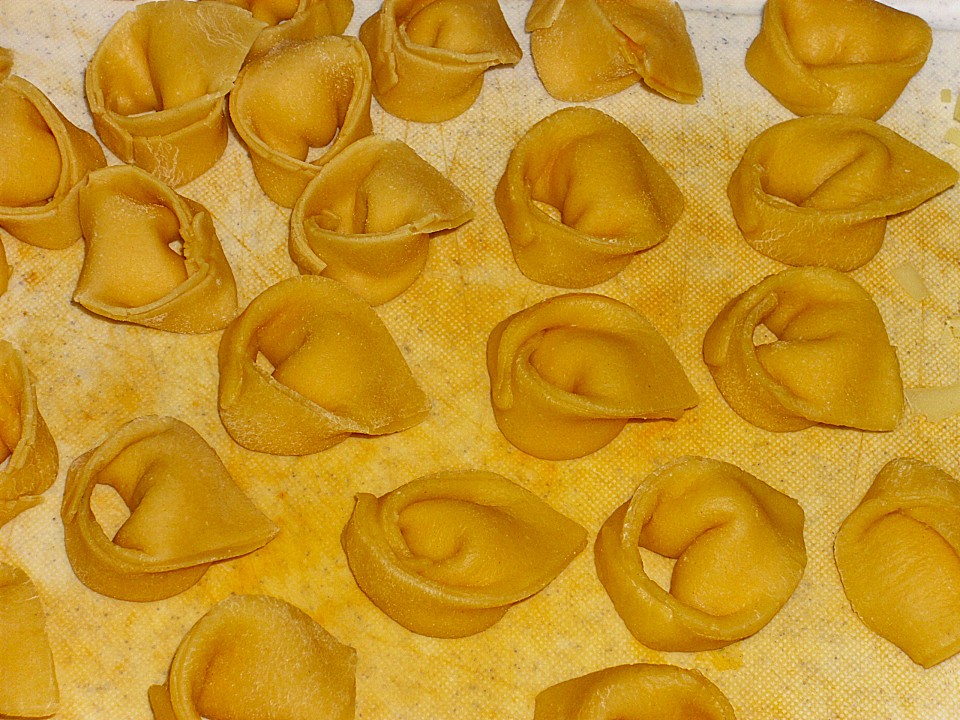 Selbst gemachte Tortellini oder Ravioli mit Hackfleischfüllung von ...