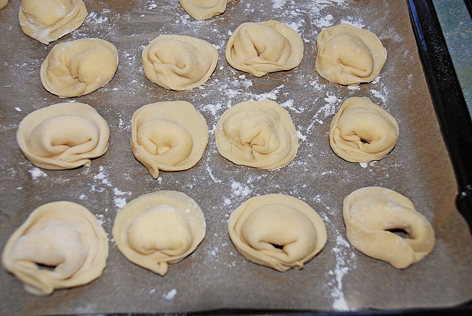 Selbst gemachte Tortellini oder Ravioli mit Hackfleischfüllung von ...