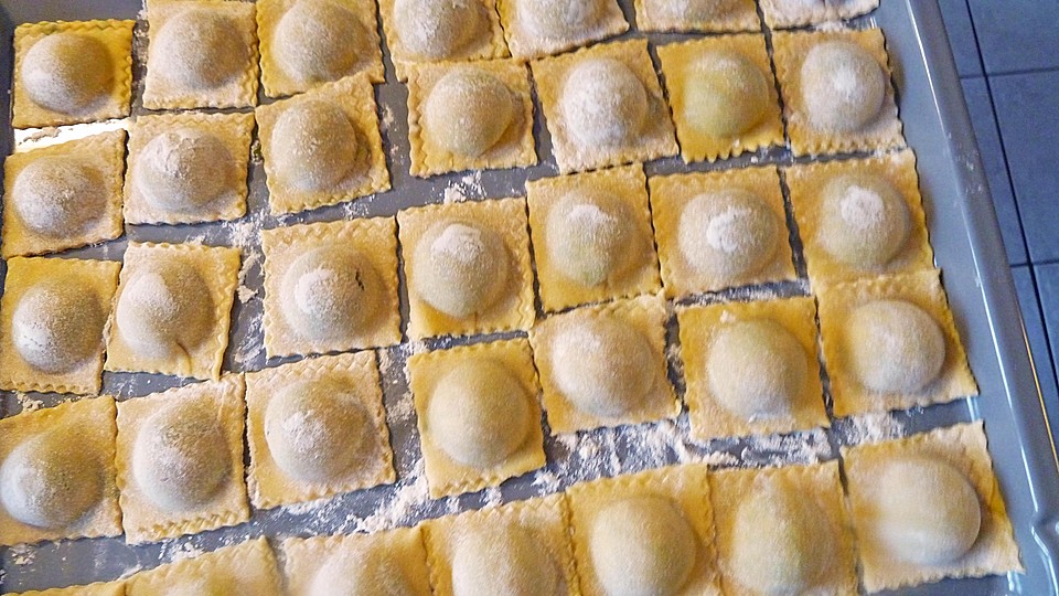 Selbst gemachte Tortellini oder Ravioli mit Hackfleischfüllung von ...