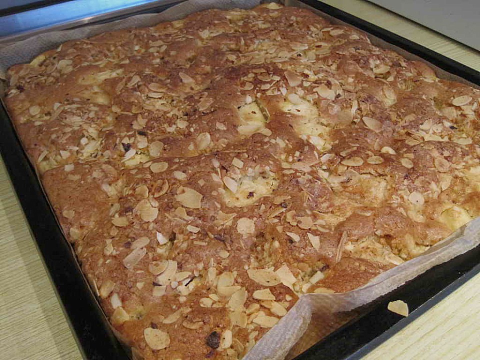 Feiner Apfelkuchen, mit Quarkrührteig und Mandelblättchen von McConren ...