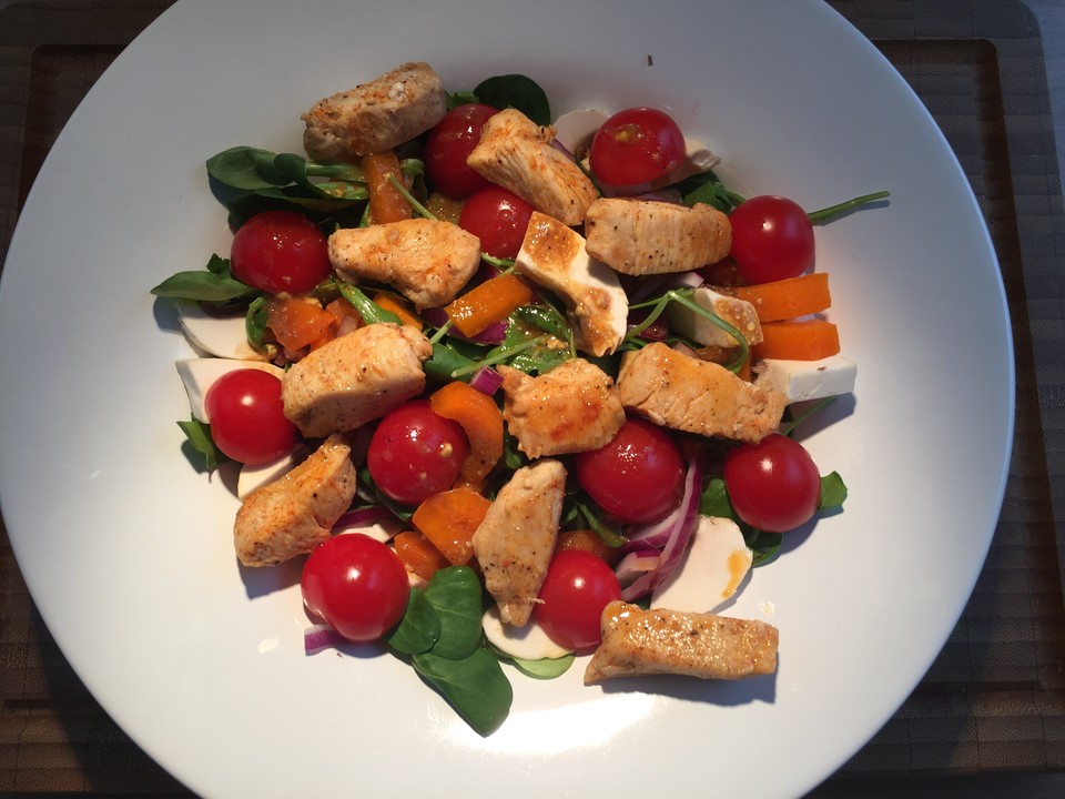 Salat mit Hähnchenbruststreifen von yolaewen | Chefkoch.de