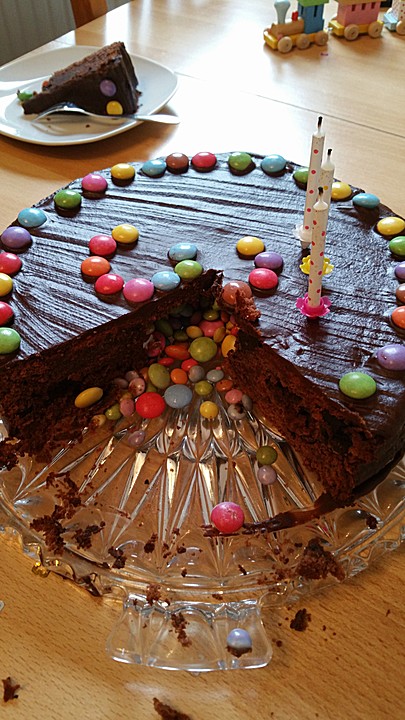 Schokoladigster Schokoladenkuchen mit extra großen Schokoladenstückchen ...