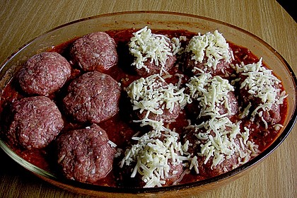 Gratinierte Hack - Laibchen in Tomaten - Champignon - Sauce 42