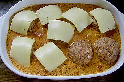 Gratinierte Hack - Laibchen in Tomaten - Champignon - Sauce 46