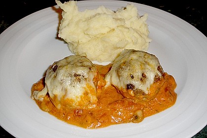 Gratinierte Hack - Laibchen in Tomaten - Champignon - Sauce 16