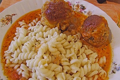 Gratinierte Hack - Laibchen in Tomaten - Champignon - Sauce 32