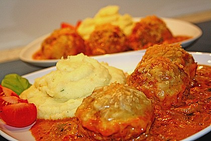 Gratinierte Hack - Laibchen in Tomaten - Champignon - Sauce