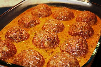 Gratinierte Hack - Laibchen in Tomaten - Champignon - Sauce 41