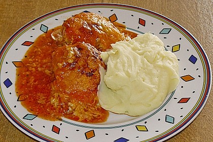 Gratinierte Hack - Laibchen in Tomaten - Champignon - Sauce 5