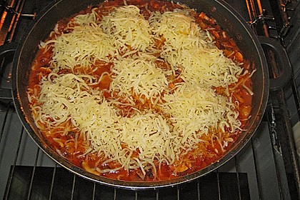 Gratinierte Hack - Laibchen in Tomaten - Champignon - Sauce 51