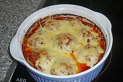 Gratinierte Hack - Laibchen in Tomaten - Champignon - Sauce 24