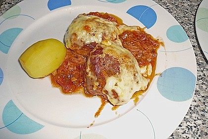 Gratinierte Hack - Laibchen in Tomaten - Champignon - Sauce 35