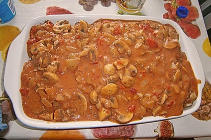 Gratinierte Hack - Laibchen in Tomaten - Champignon - Sauce 33