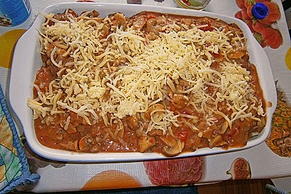 Gratinierte Hack - Laibchen in Tomaten - Champignon - Sauce 47