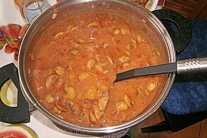 Gratinierte Hack - Laibchen in Tomaten - Champignon - Sauce 50