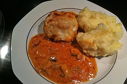 Gratinierte Hack - Laibchen in Tomaten - Champignon - Sauce 29