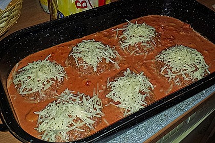 Gratinierte Hack - Laibchen in Tomaten - Champignon - Sauce 21