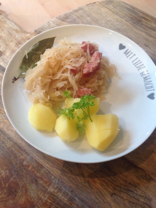 Sauerkraut mit Mettwurst von kresseigel | Chefkoch.de