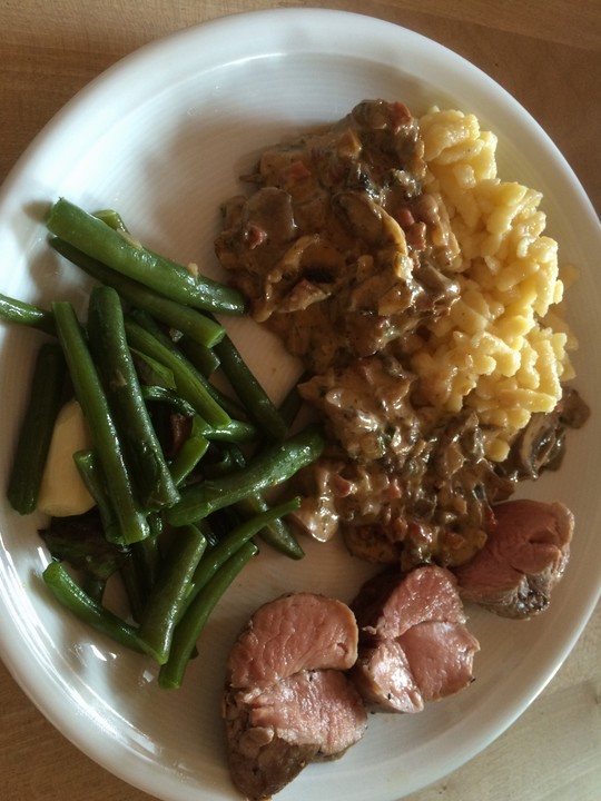 NT - Schweinefilet im Speckmantel mit Champignons und Spätzle von ...