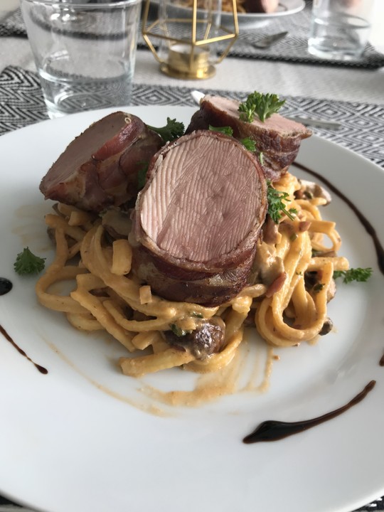 NT - Schweinefilet im Speckmantel mit Champignons und Spätzle von ... NT - Schweinefilet im Speckmantel mit Champignons und Spätzle von ...