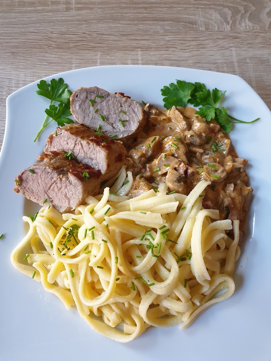 NT - Schweinefilet im Speckmantel mit Champignons und Spätzle von ...