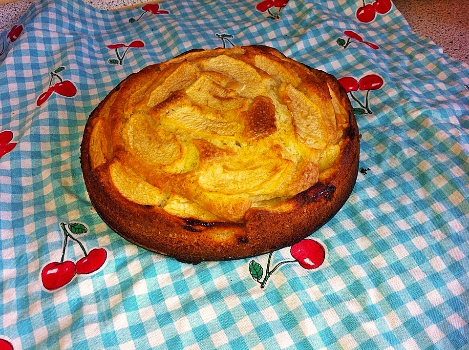 Feiner Sandkuchen mit Äpfeln