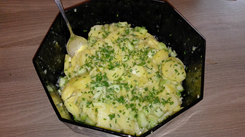 Lauwarmer Kartoffel - Gurkensalat von Goldbek | Chefkoch.de